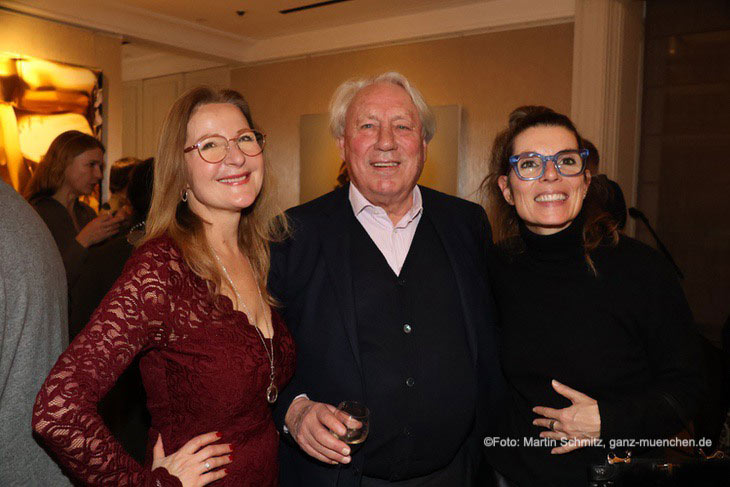 Kunstsammler Gerhard W&ouml;hrl mit Barbara Osthoff (li) und Andrea Strigl (re.) bei der Einladung Neujahrscocktail / Neujahrsempfang mit Ausstellung &bdquo;Gold! Malerei von Felix Rehfeld" im Hotel Mandarin Oriental Munuch am 28. Januar 2026 (&copy;Foto: Martin Schmitz) 